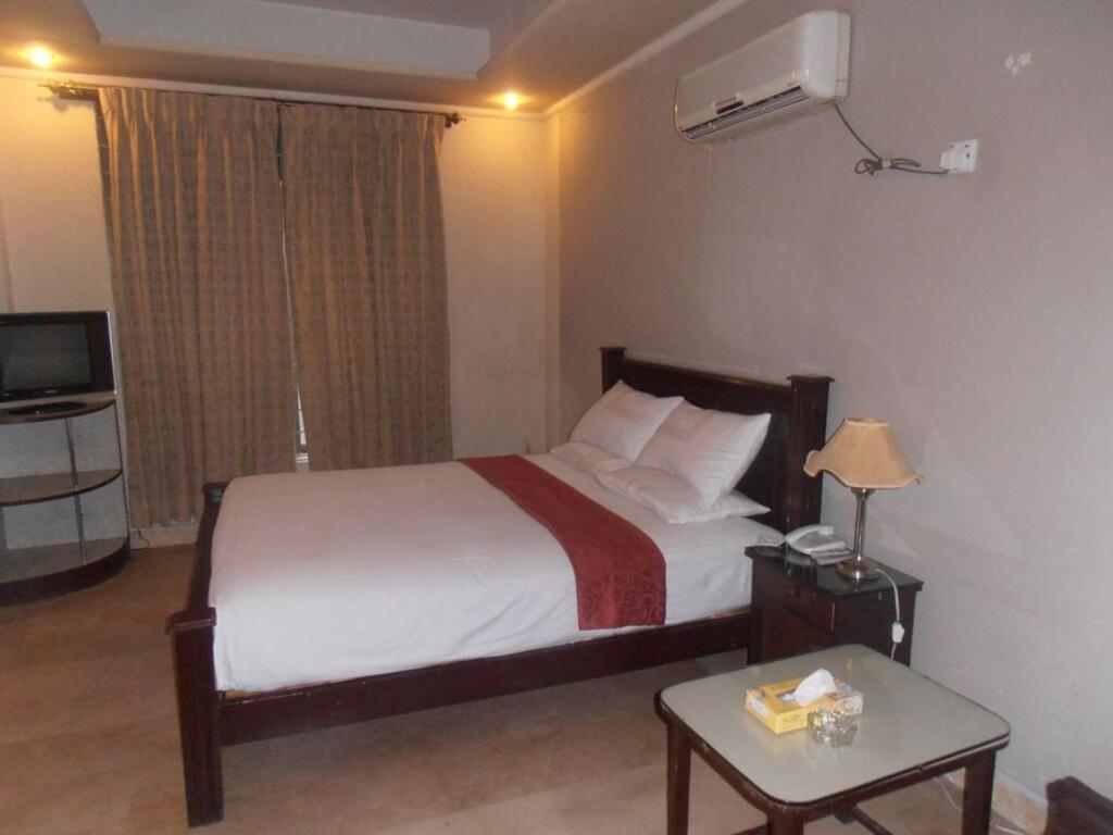 Hotel The Leschanze Lahore Bagian luar foto